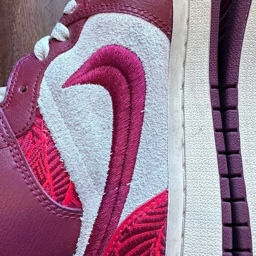 Nike Air Jordan 1 Mid SE Women 9.5 Wild Berry White Embroidered‎ Tiki Leaf